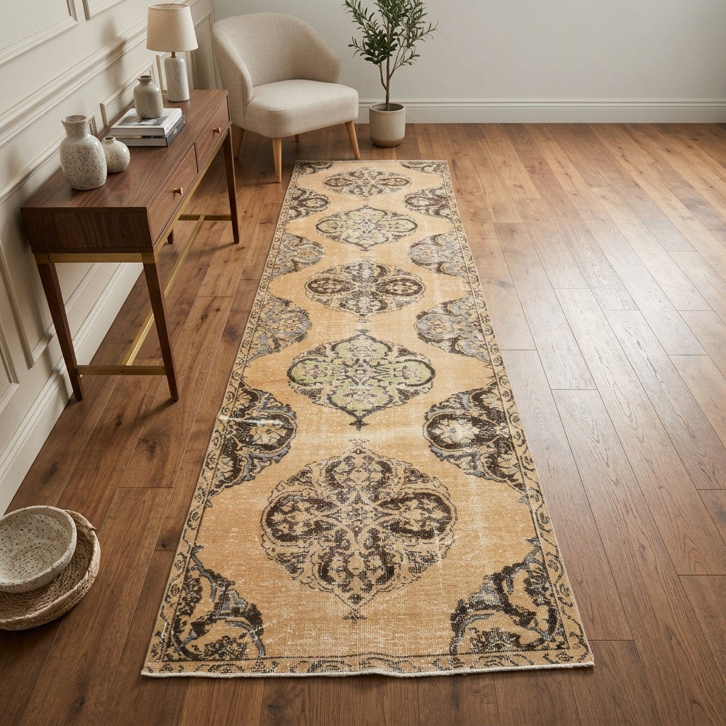Oriental pattern on the Besteara vintage runner rug – handmade in Anatolia, Turkey