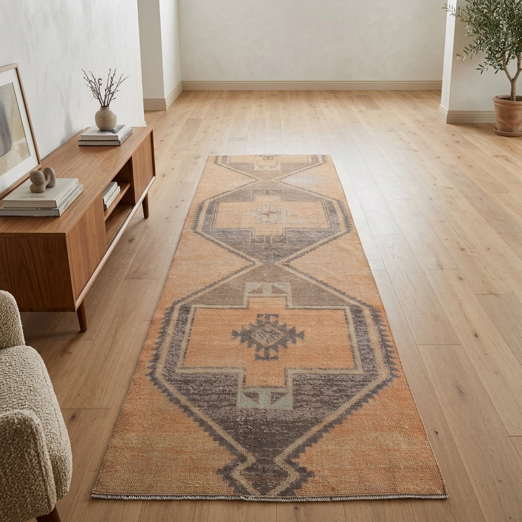 Geometric pattern on the Nevumut vintage runner rug – handmade in Turkey