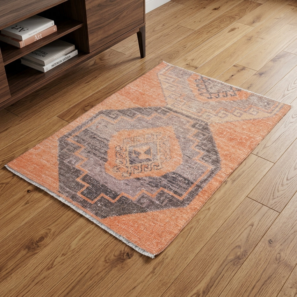 Geometric pattern on the Hazanhayat vintage area rug – handmade in Anatolia, Turkey