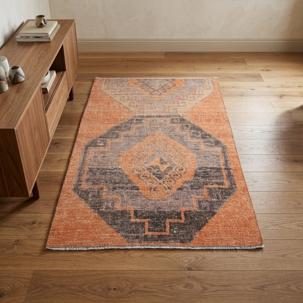Geometric pattern on the Hazanhayat vintage area rug – handmade in Anatolia, Turkey