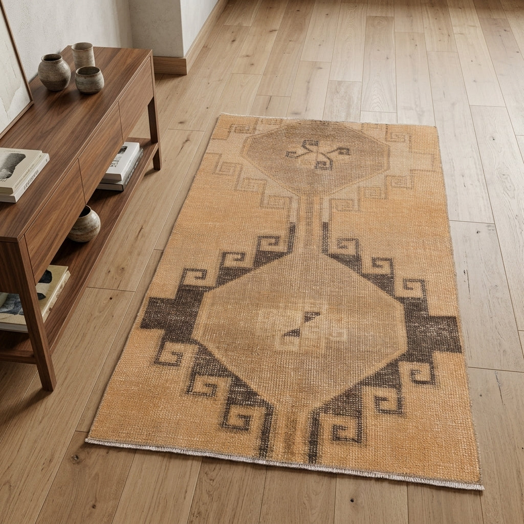 Geometric pattern on the Halokrateia vintage area rug – handmade in Anatolia, Turkey