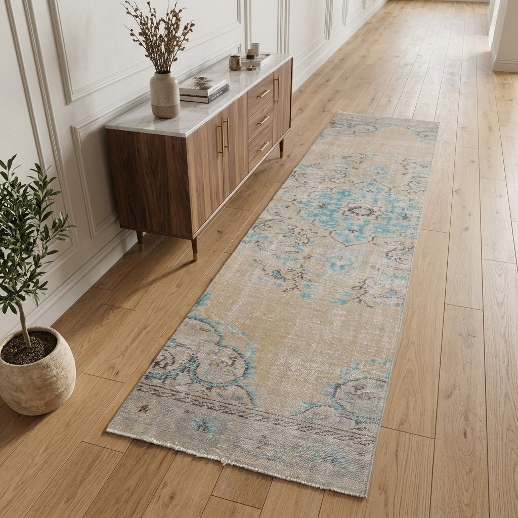 Oriental pattern on the Isonaea vintage runner rug – handmade in Anatolia, Turkey