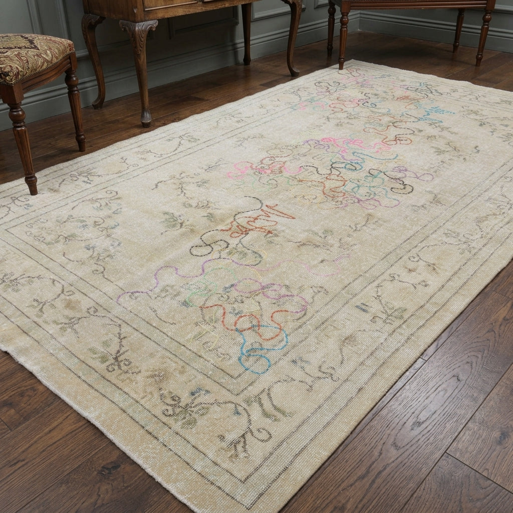 Floral pattern on the Nilufergul vintage area rug – handmade in Anatolia, Turkey