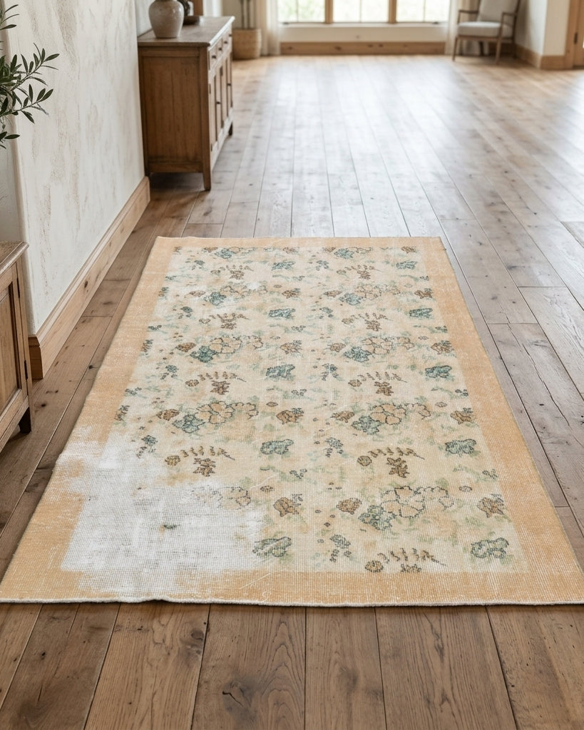 Floral pattern on the Oykuruh vintage area rug – handmade in Anatolia, Turkey