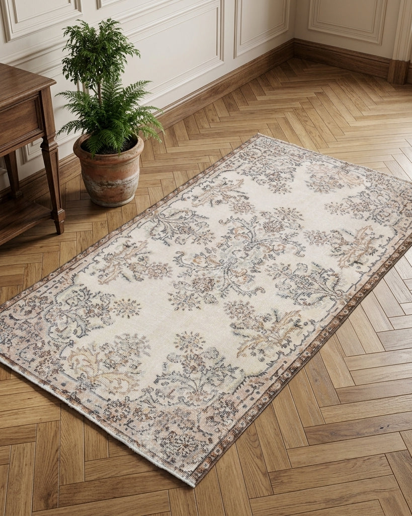 Floral pattern on the Nesterenkusa vintage area rug – handmade in Anatolia, Turkey
