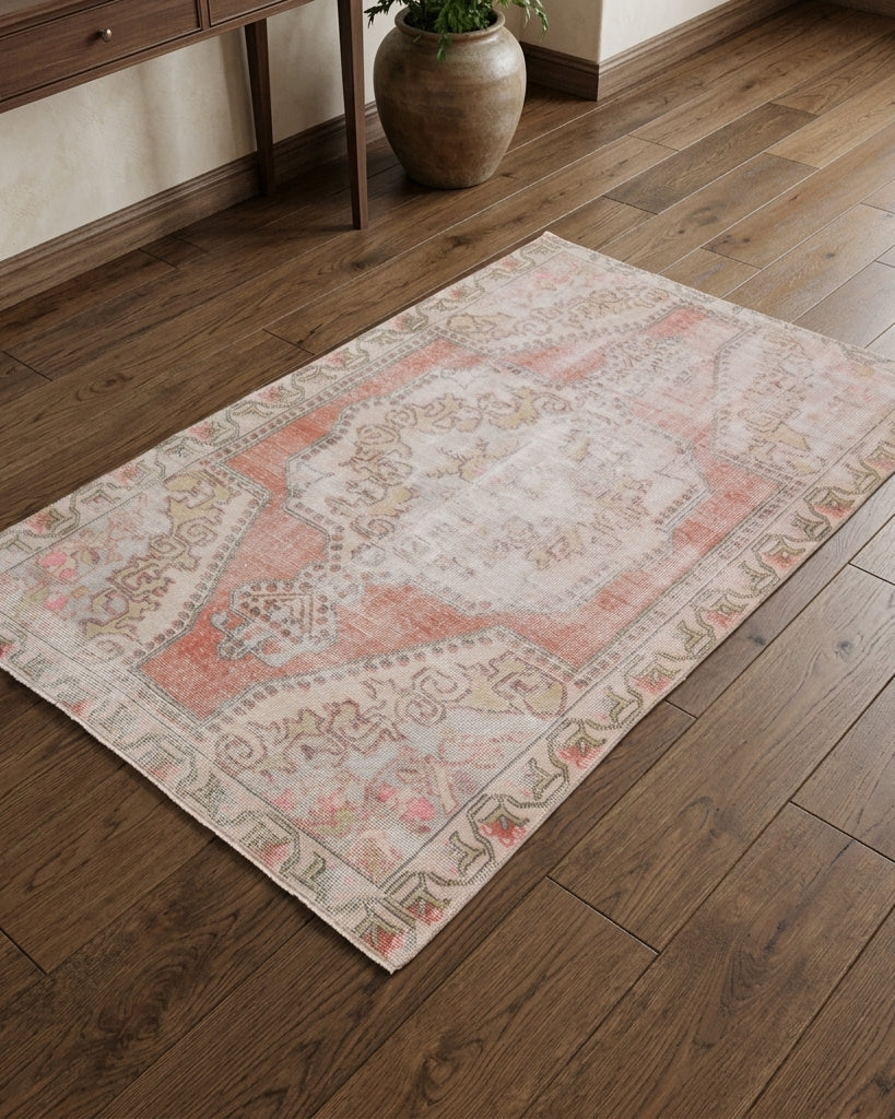 Oriental pattern on the Nergisultan vintage area rug – handmade in Anatolia, Turkey