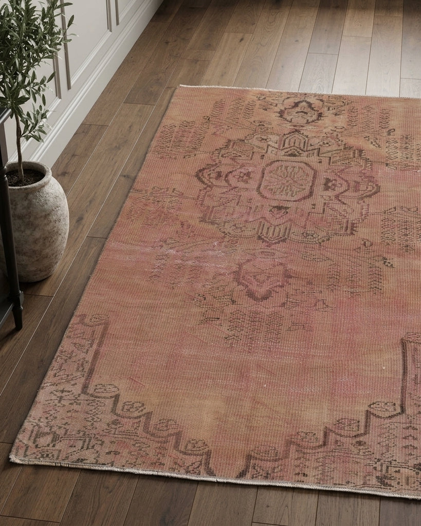 Oriental pattern on the Nergismelek vintage area rug – handmade in Anatolia, Turkey