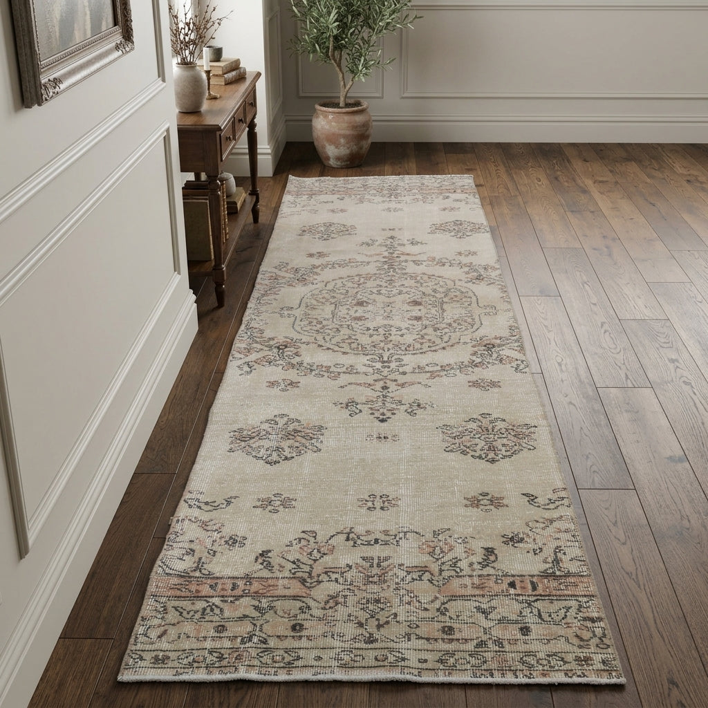 Floral pattern on the Ianthelampe vintage runner rug – handmade in Anatolia, Turkey