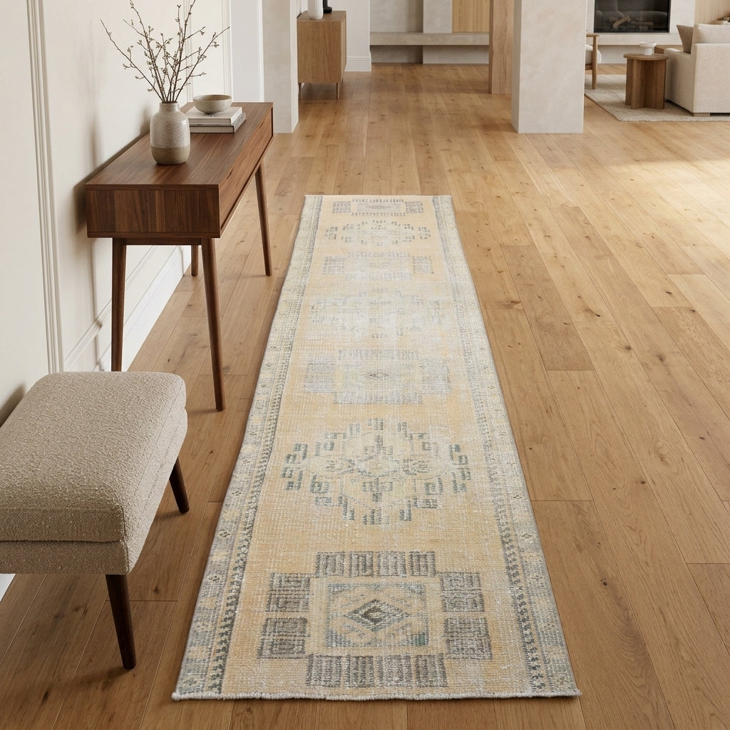 Oriental pattern on the Heliogena vintage runner rug – handmade in Anatolia, Turkey