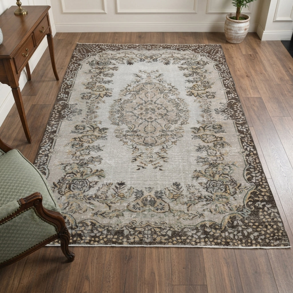 Oriental pattern on the Ebrusema vintage area rug – handmade in Anatolia, Turkey