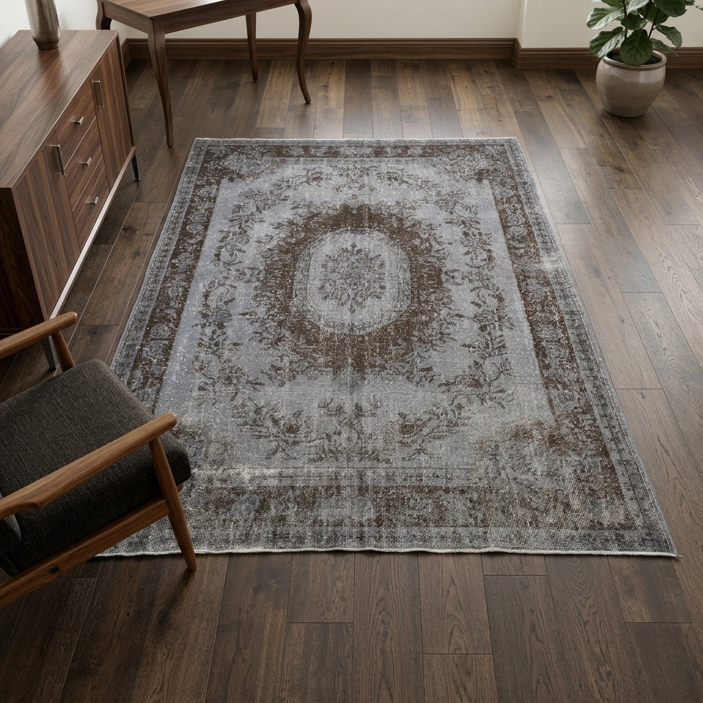Oriental pattern on the Hurrempezir vintage area rug – handmade in Anatolia, Turkey