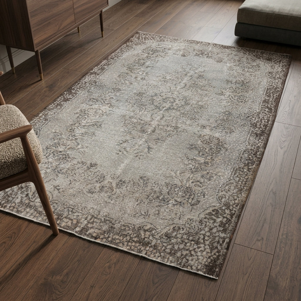 Oriental pattern on the Tire vintage area rug – handmade in Anatolia, Turkey
