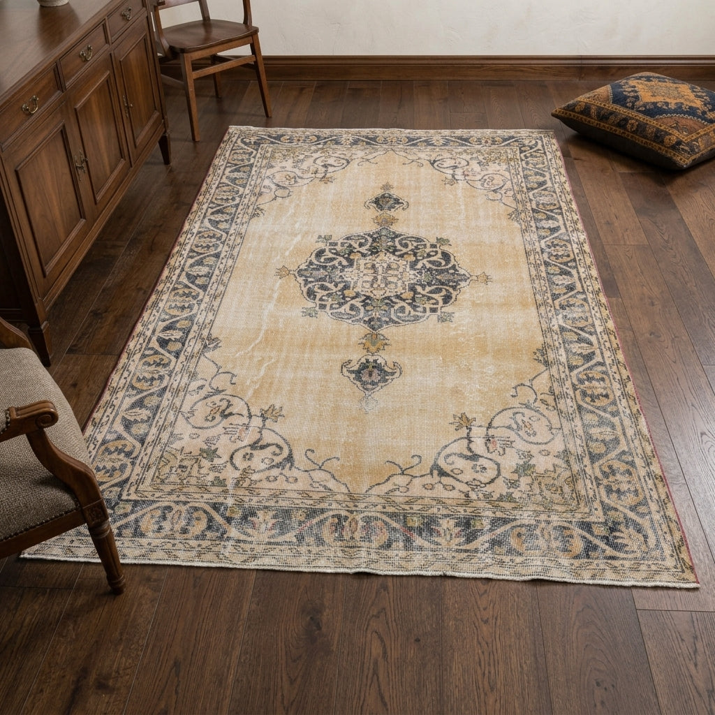 Oriental and medallion pattern on the Timopelia vintage area rug – handmade in Anatolia, Turkey
