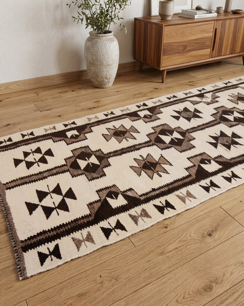 Tribal pattern on the Hazanmelek vintage runner rug – handmade in Anatolia, Turkey