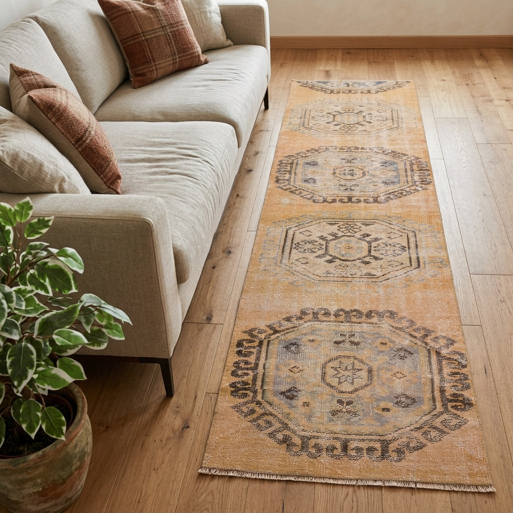 Oriental pattern on the Hippophyllis vintage runner rug – handmade in Anatolia, Turkey