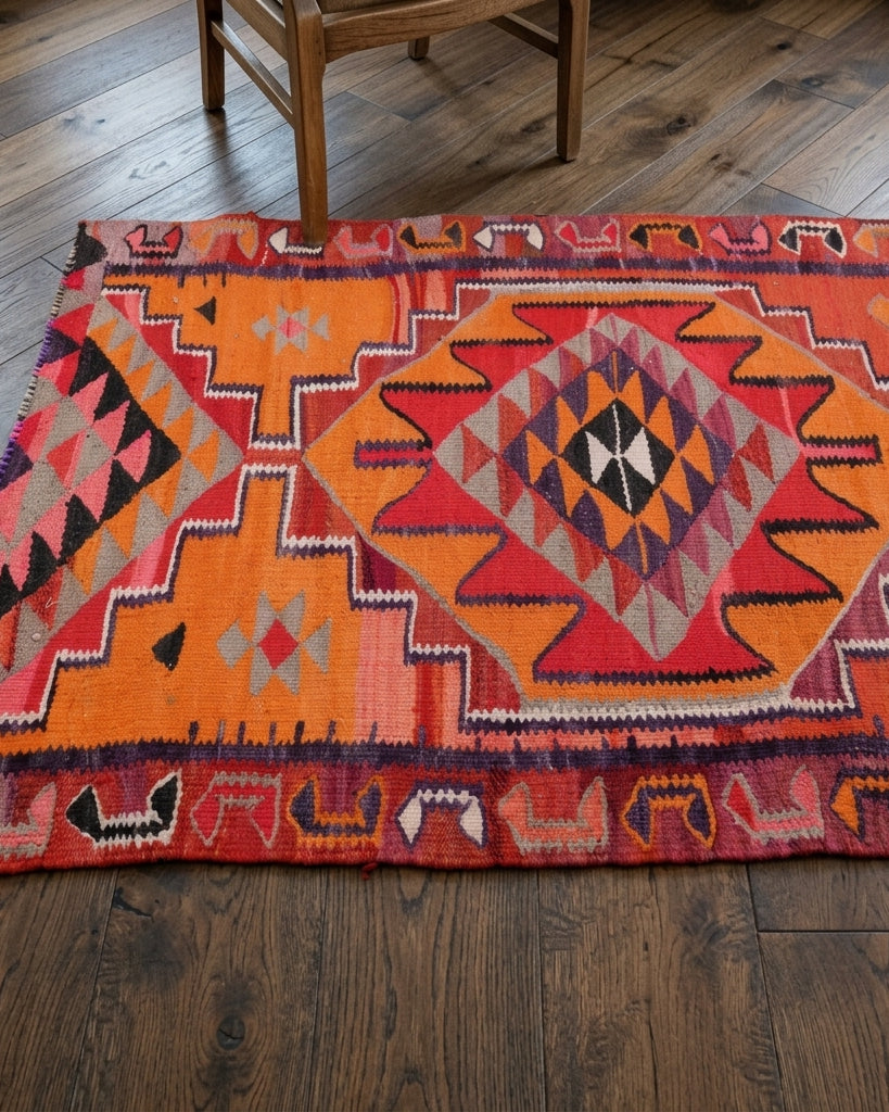 Oriental pattern on the Euzoe vintage runner rug – handmade in Anatolia, Turkey