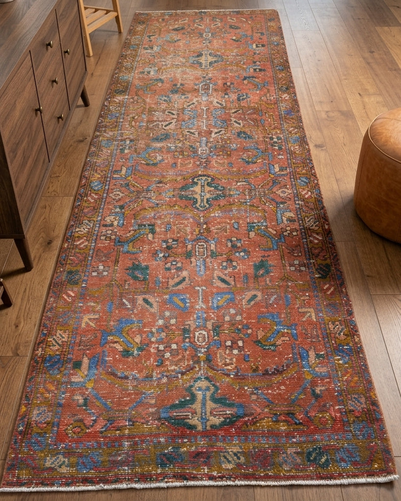 Floral pattern on the Lysianassa vintage runner rug – handmade in the Persian region