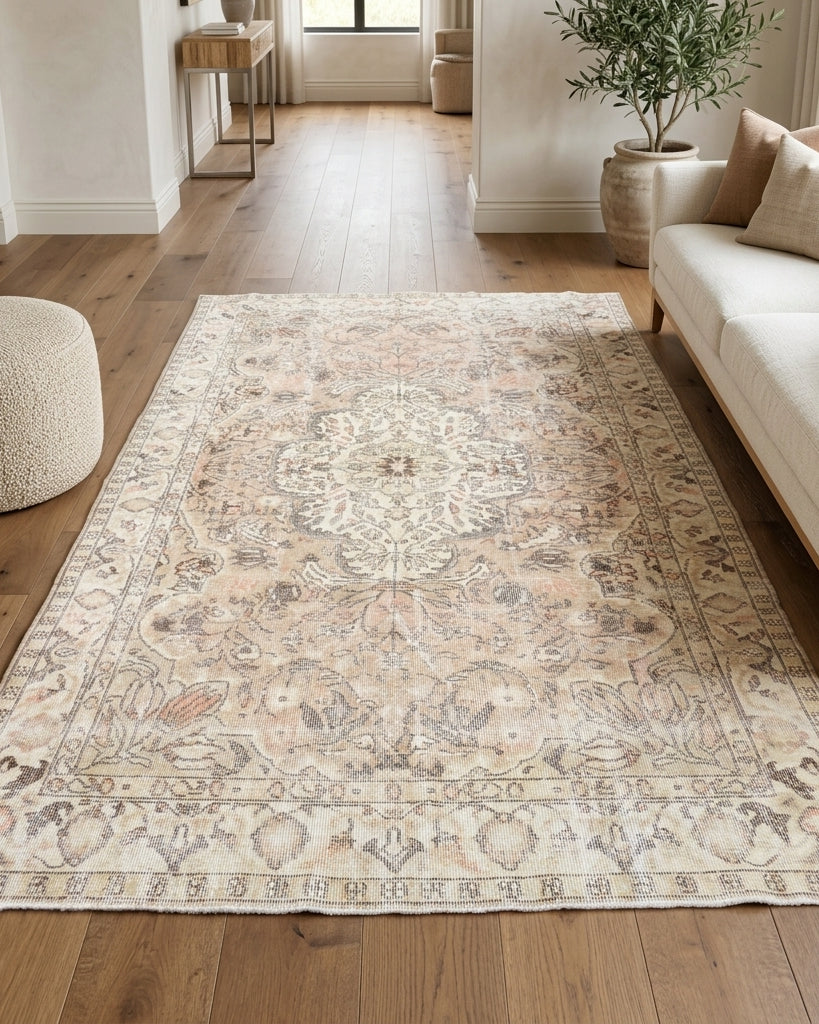 Oriental pattern on the Oykumelek vintage area rug – handmade in Anatolia, Turkey