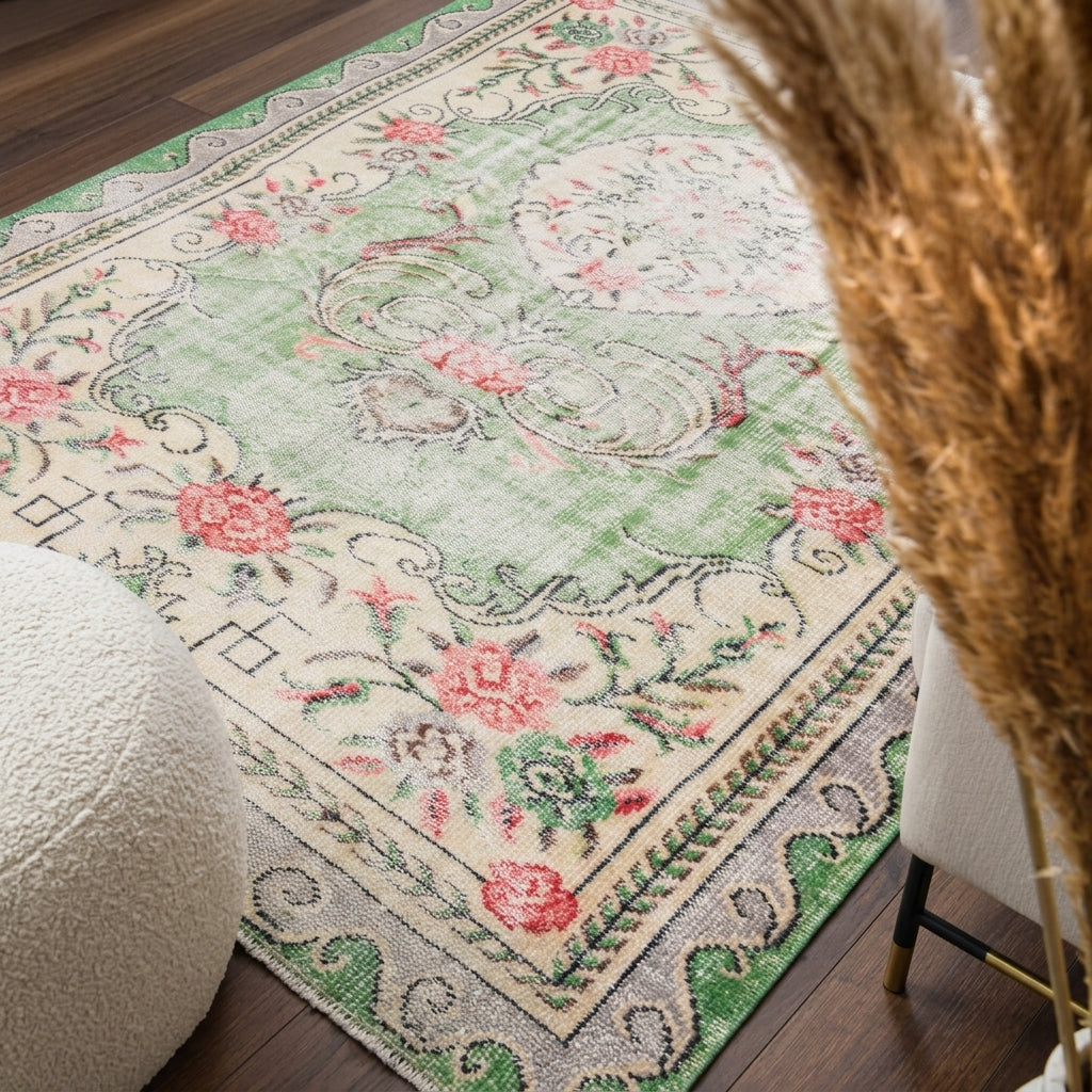 Floral pattern on the Peitho vintage area rug – handmade in Anatolia, Turkey