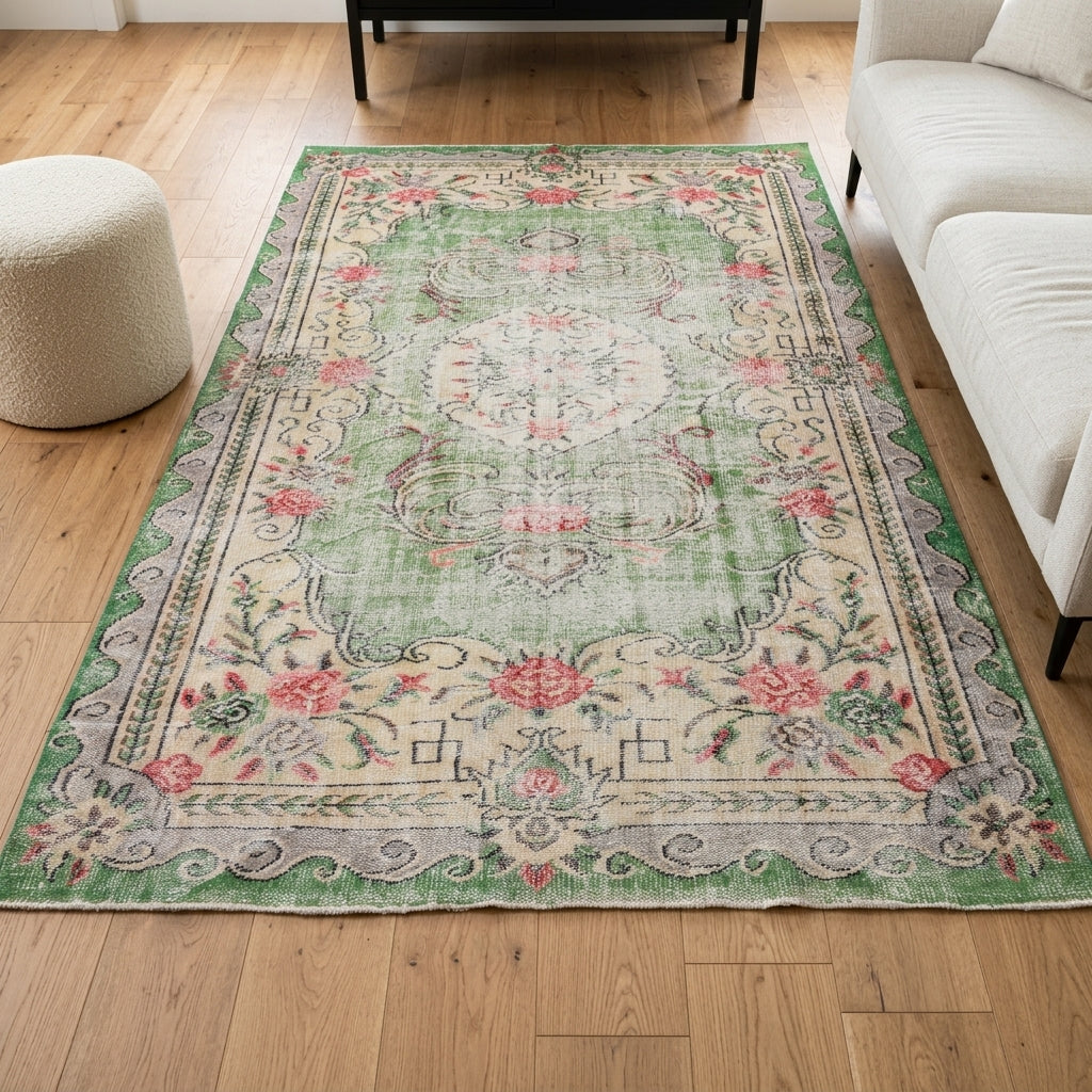 Floral pattern on the Peitho vintage area rug – handmade in Anatolia, Turkey
