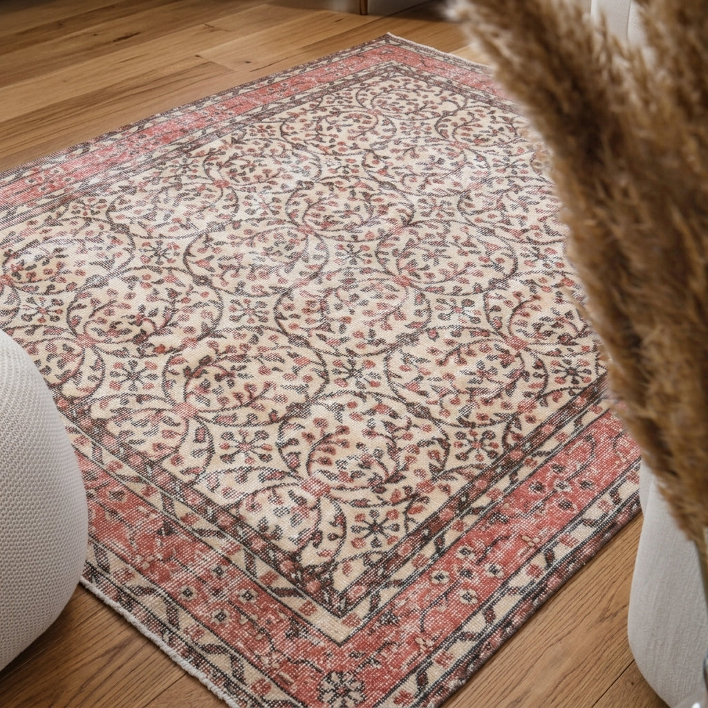 Floral pattern on the Phaenochoria vintage area rug – handmade in Anatolia, Turkey