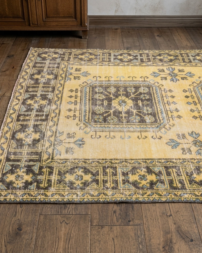 Oriental pattern on the Silaban vintage runner rug – handmade in Anatolia, Turkey