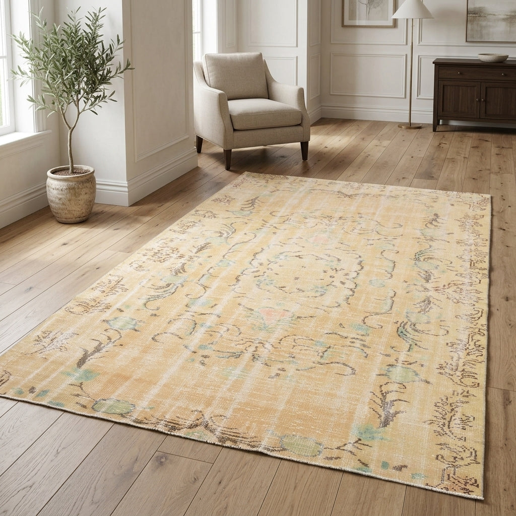 Oriental pattern on the Ahusad vintage area rug – handmade in Anatolia, Turkey