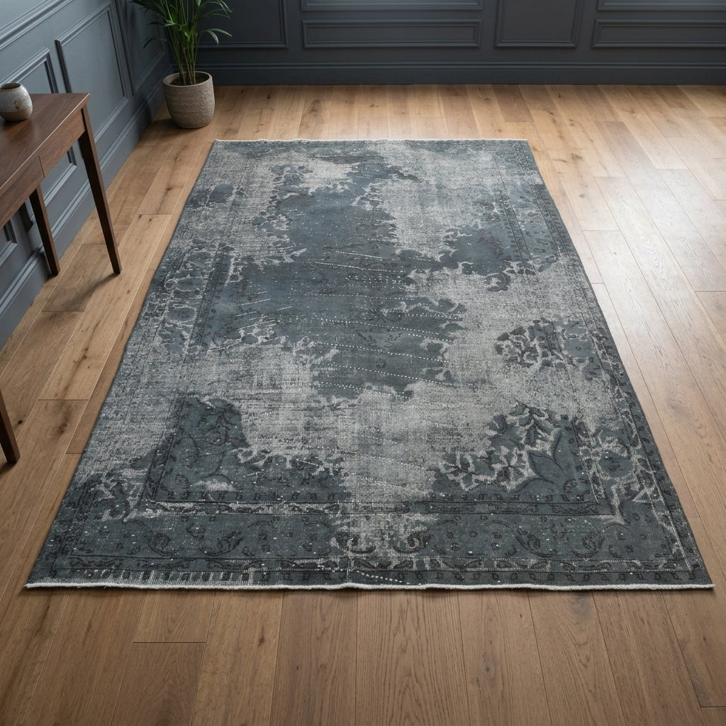 Floral pattern on the Selenbahar vintage area rug – handmade in Anatolia, Turkey