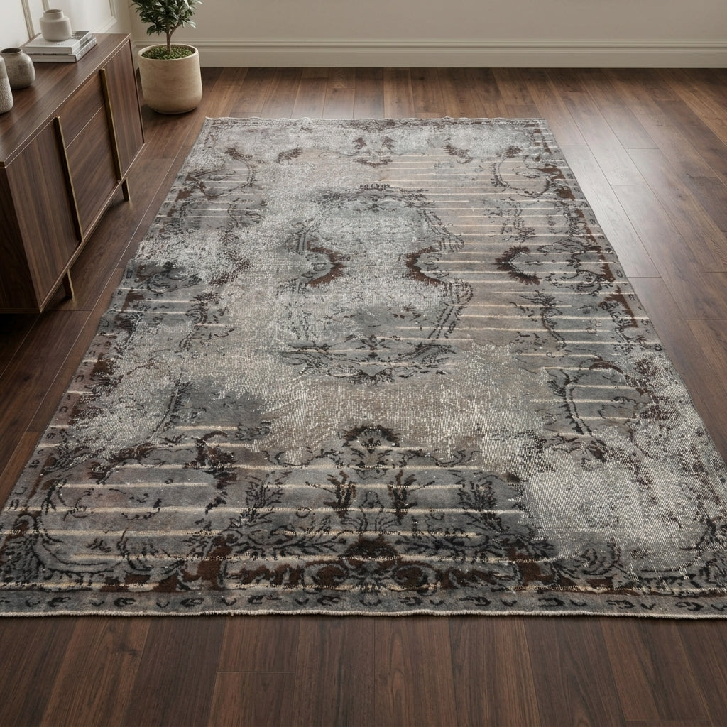 Oriental pattern on the Sabahsema distressed vintage area rug – handmade in Anatolia, Turkey