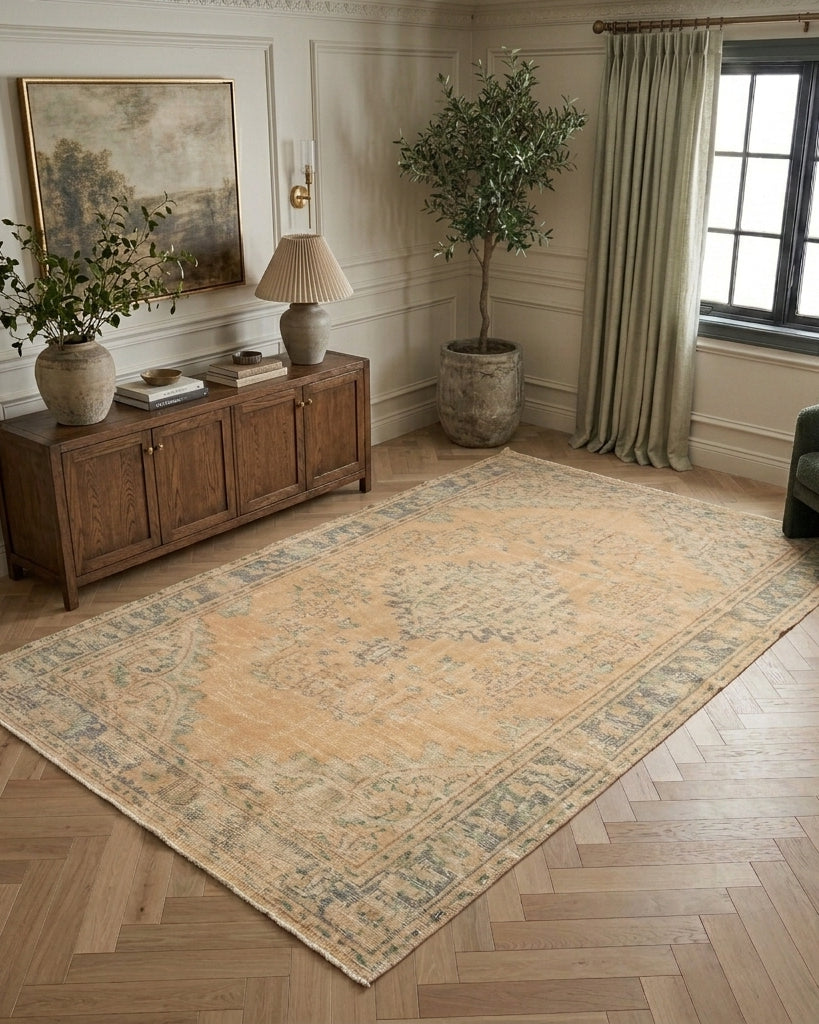 Oriental pattern on the Meltembahar vintage area rug – handmade in Anatolia, Turkey