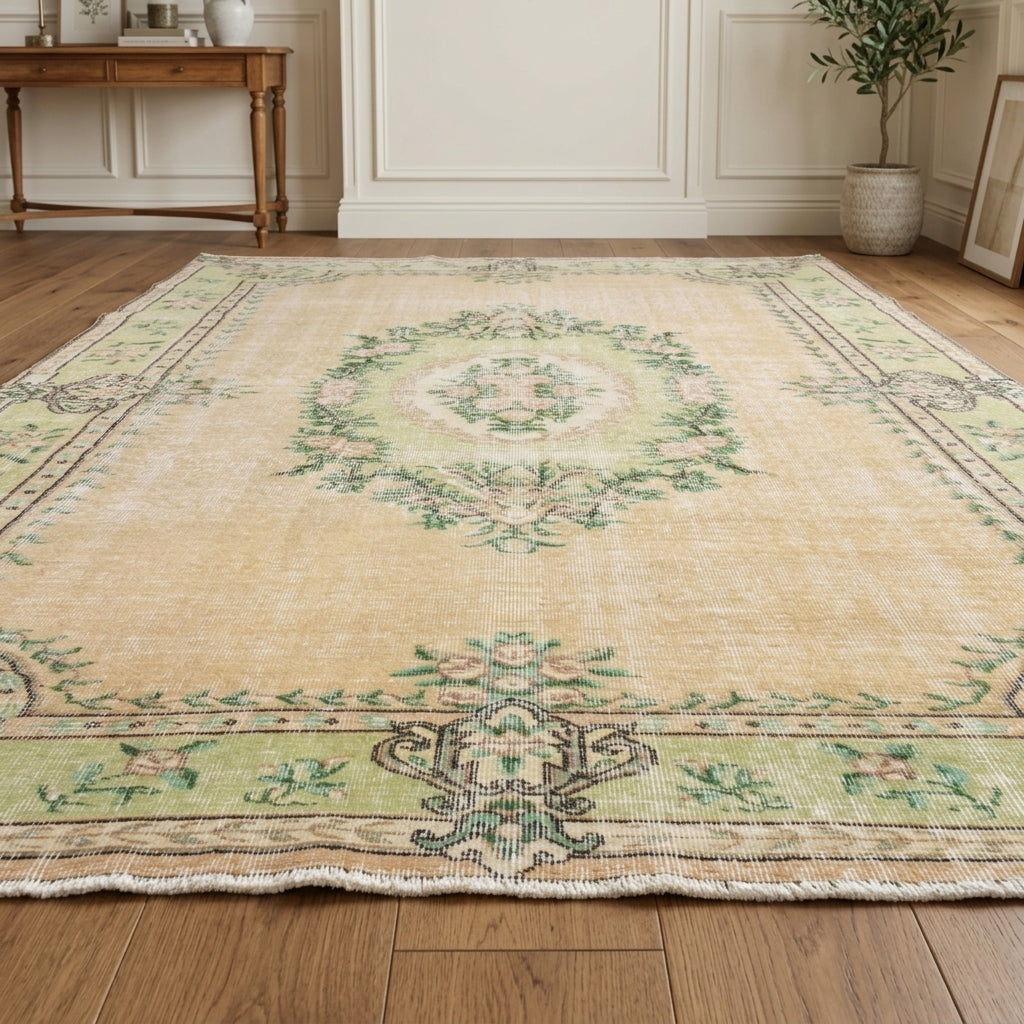 Oriental pattern on the Peykergul 6x9 feet vintage area rug – handmade in Anatolia, Turkey