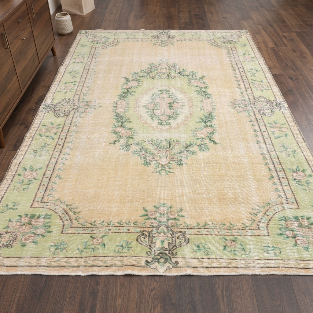 Oriental pattern on the Peykergul 6x9 feet vintage area rug – handmade in Anatolia, Turkey
