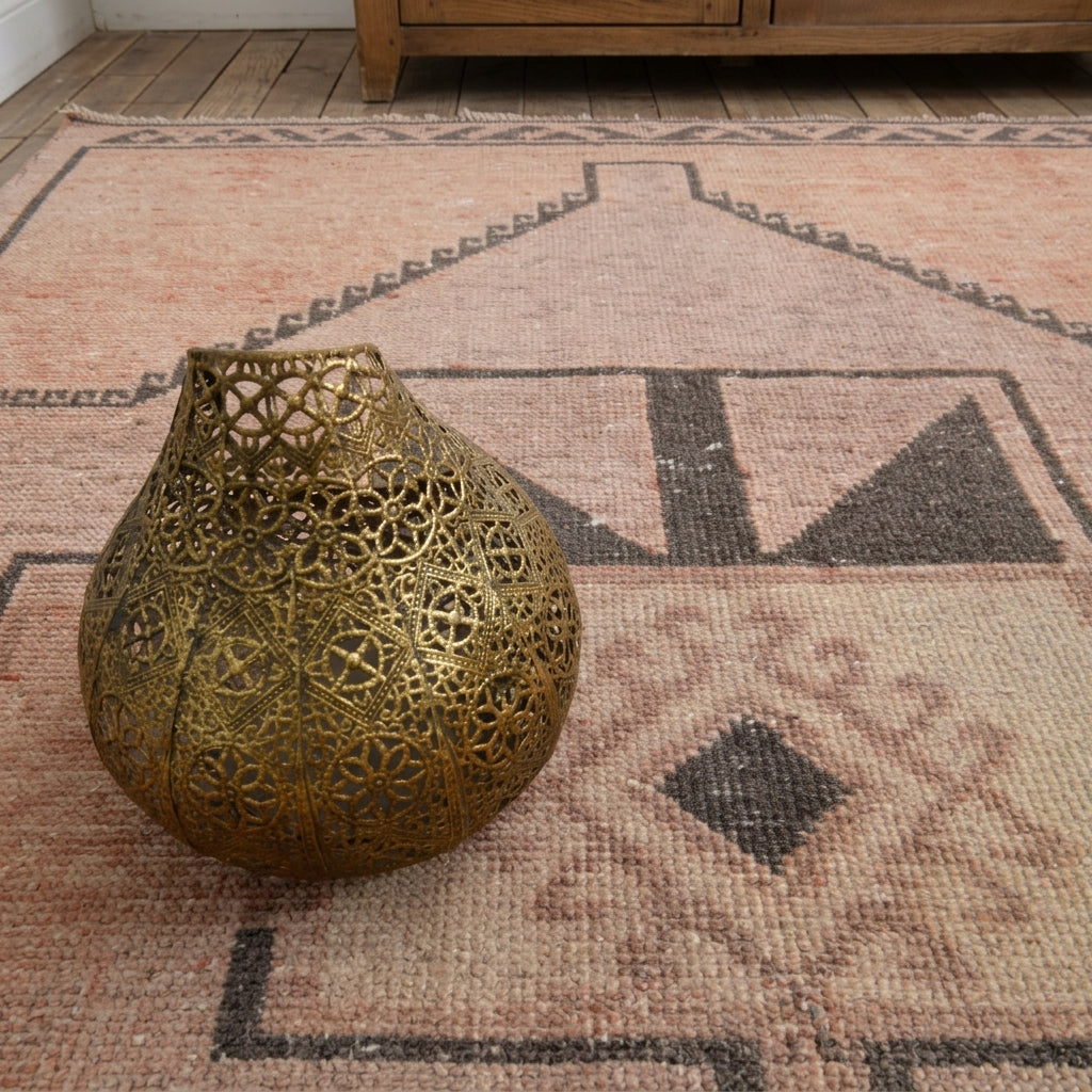 Tribal pattern on the Tarabike vintage runner rug – handmade in Anatolia, Turkey