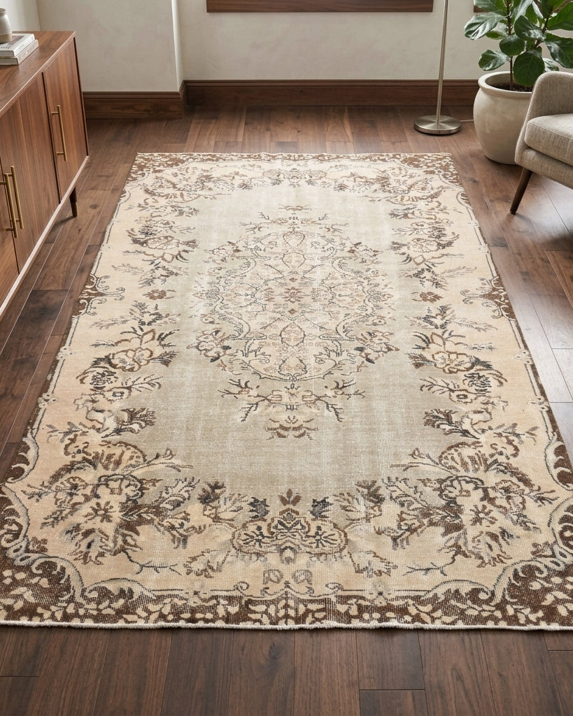 Oriental pattern on the Delphiphile vintage area rug – handmade in Anatolia, Turkey