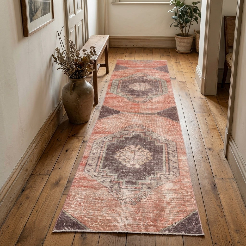 Geometric pattern on the Zubeydenaz vintage runner rug – handmade in Anatolia, Turkey