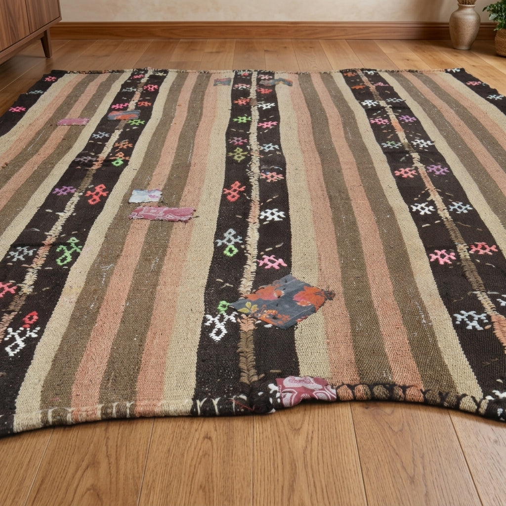 Oriental pattern on the Vahide vintage kilim rug – handwoven flatweave in Anatolia, Turkey