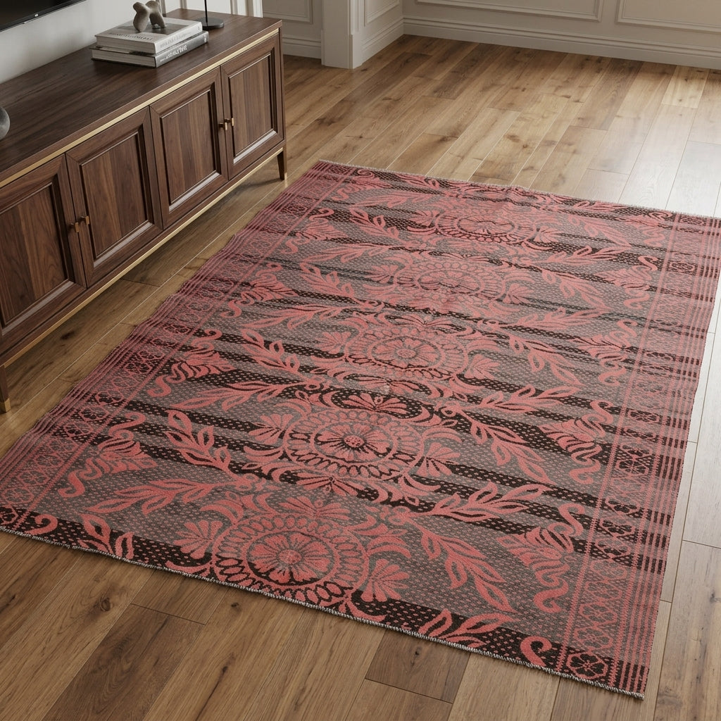 Oriental pattern on the Terpsidike vintage kilim rug – handwoven flatweave in Anatolia, Turkey