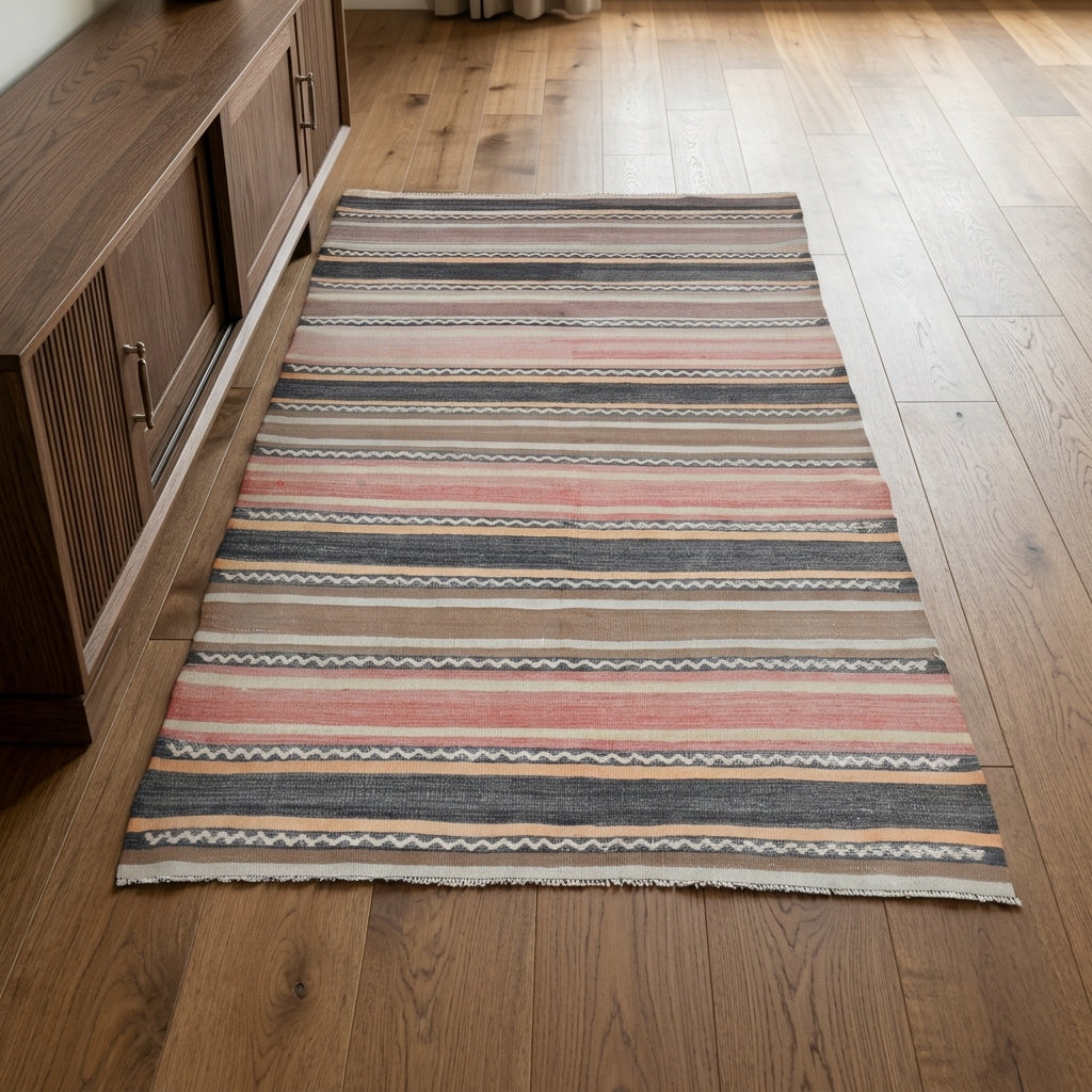Oriental pattern on the Tarabyar vintage kilim rug – handwoven flatweave in Anatolia, Turkey