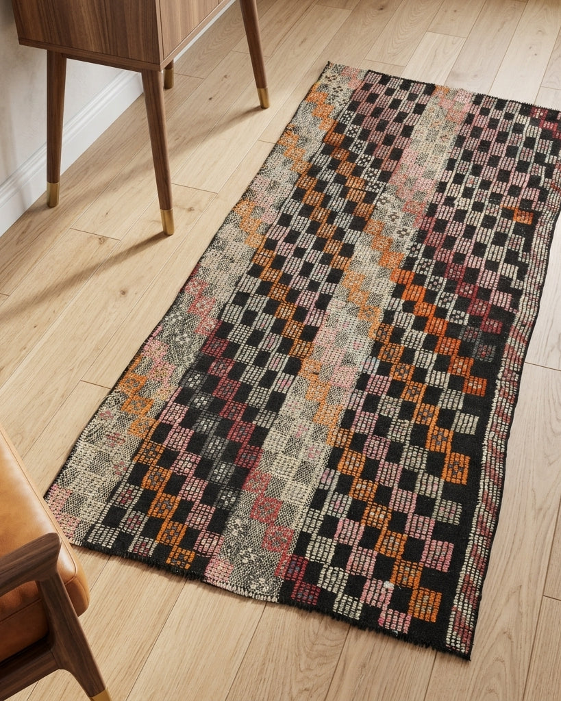 Oriental pattern on the Smaragdogena vintage kilim rug – handwoven flatweave in Anatolia, Turkey