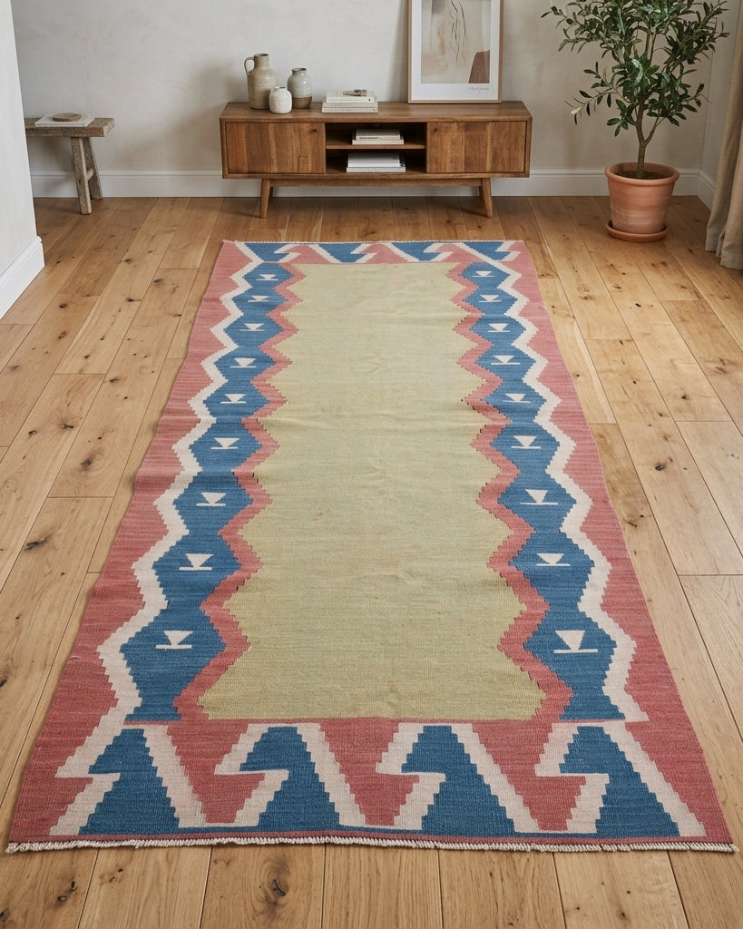 Oriental pattern on the Aegle vintage kilim runner rug – handwoven flatweave in Anatolia, Turkey