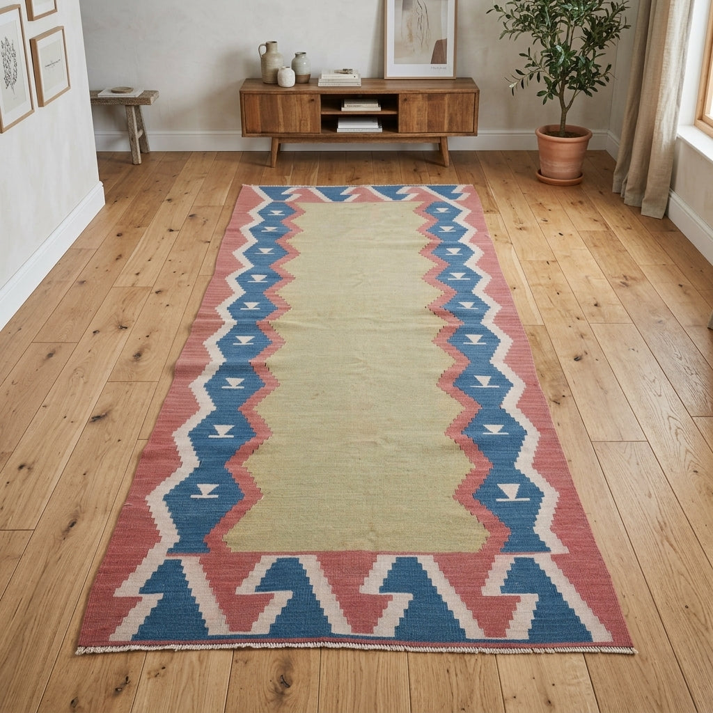 Oriental pattern on the Aegle vintage kilim runner rug – handwoven flatweave in Anatolia, Turkey