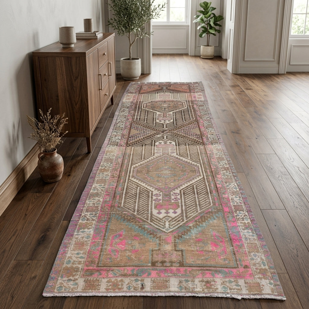 Oriental pattern on the Phaenogena vintage runner rug – handmade in Anatolia, Turkey