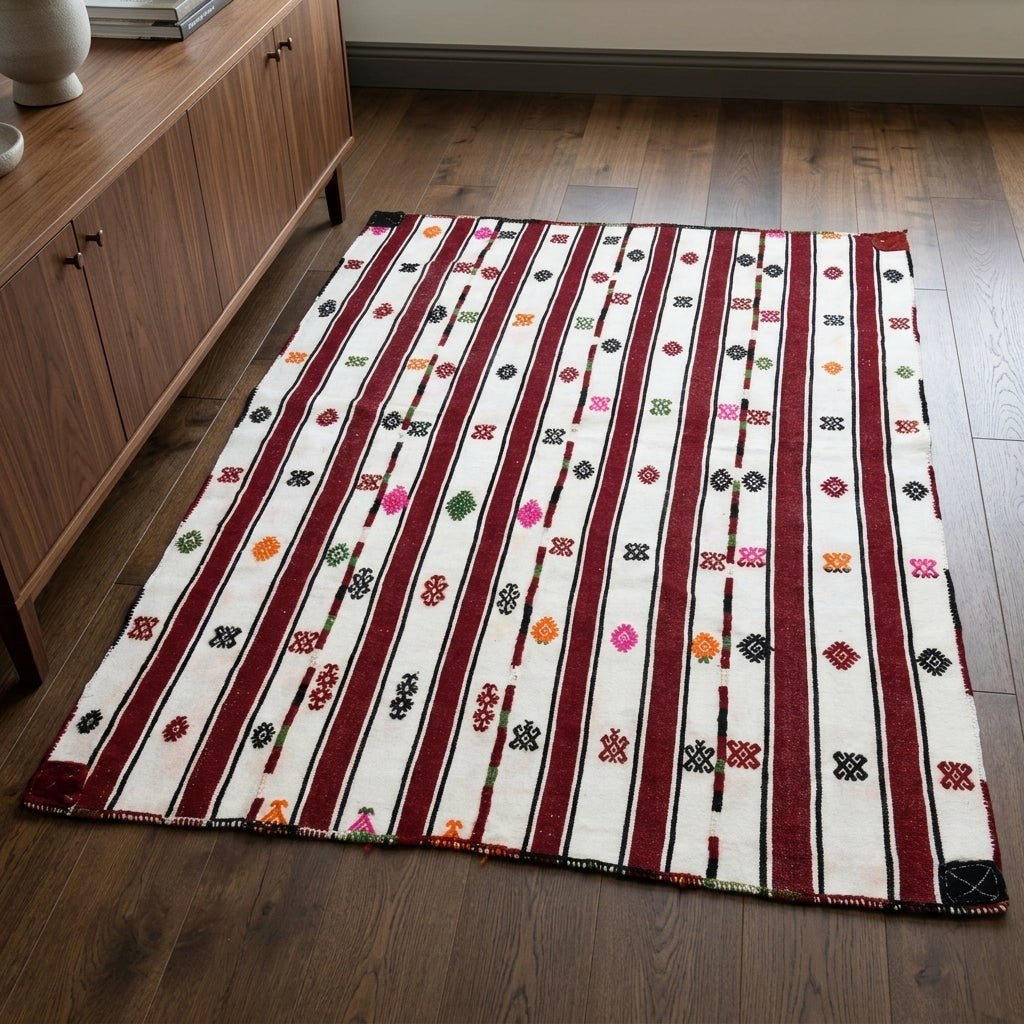 Oriental pattern on the Simdil vintage kilim rug – handwoven flatweave in Anatolia, Turkey