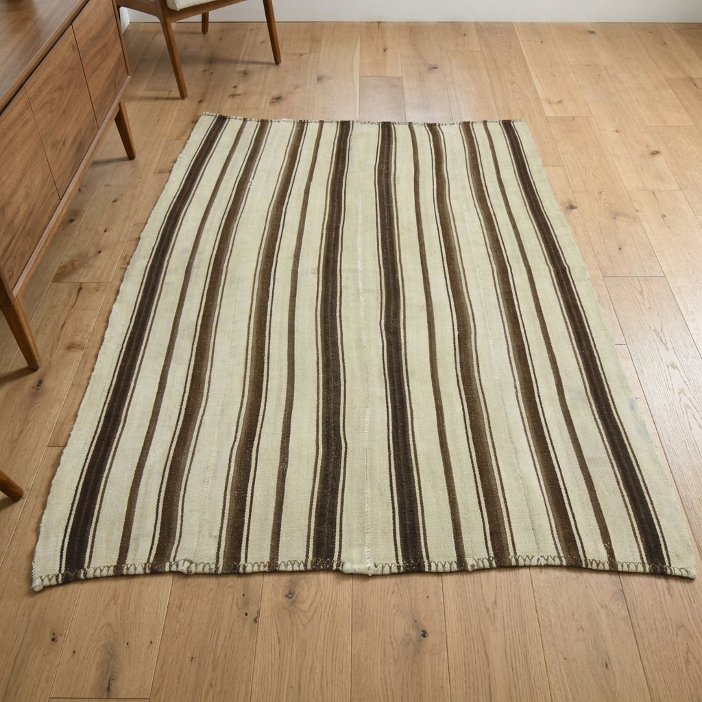 Oriental pattern on the Theophyllis vintage kilim rug – handwoven flatweave in Anatolia, Turkey
