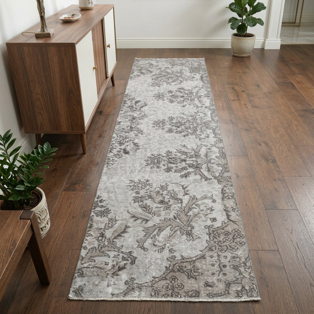 Oriental pattern on the Nushaba vintage runner rug – handmade in Anatolia, Turkey