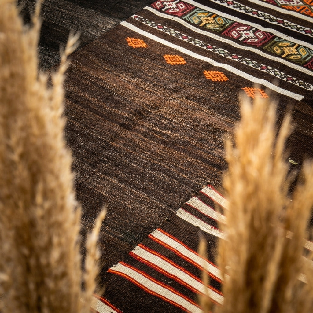 Oriental pattern on the Anthopnoe vintage kilim rug – handwoven flatweave in Anatolia, Turkey