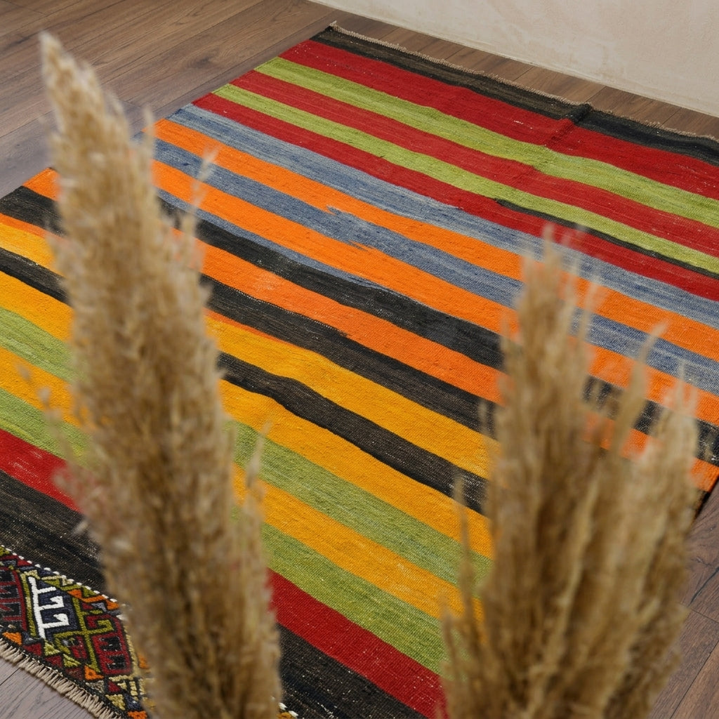 Oriental pattern on the Meneksepeyker vintage kilim runner rug – handwoven flatweave in Anatolia, Turkey