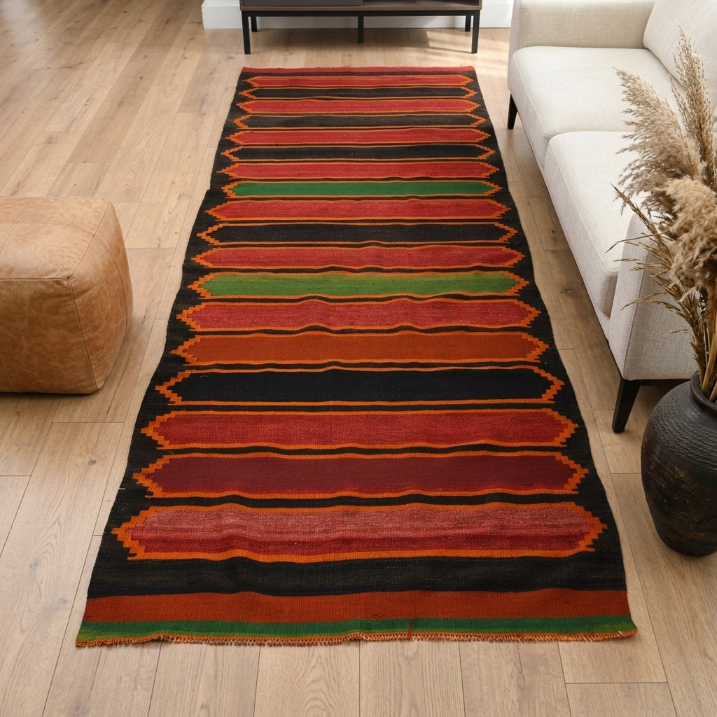 Oriental pattern on the Meltemsad vintage kilim runner rug – handwoven flatweave in Anatolia, Turkey
