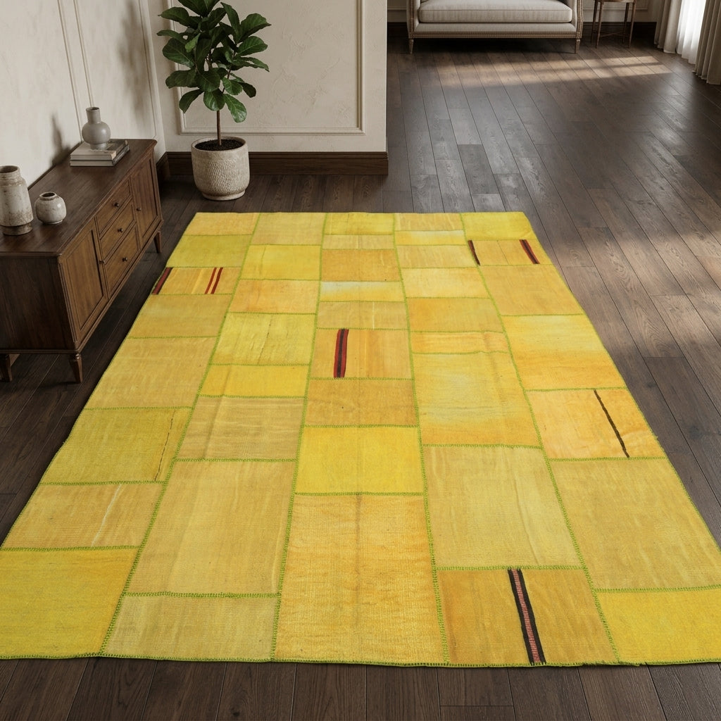 Solid pattern on the Akiksultan vintage patchwork area rug – handmade in Anatolia, Turkey