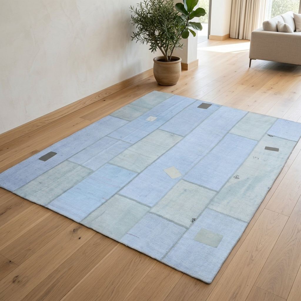 Solid pattern on the Yazban vintage patchwork area rug – handmade in Anatolia, Turkey
